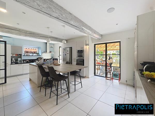 Magnifique Maison de 280 m2 : 7 chambres, piscine et dépendance, terrain de 1400 m2 - Soucieu-en-Jarrest