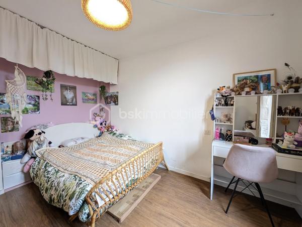 Laissez-vous séduire par cette charmante maison de plain-pied, idéale pour une vie confortable et conviviale.

Dès l’entrée, vous découvrirez un joli séjour lumineux, ouvert sur une cuisine moderne et fonctionnelle, créant un espace de vie chaleureux, parfait pour partager de bons moments en famille ou entre amis.

La partie nuit se compose de deux chambres, offrant calme et confort, ainsi qu’une salle d’eau pratique.

Un garage complète ce bien, apportant un véritable atout en termes de rangement.

À l’extérieur, vous profiterez d’un jardin de 607 m², agréable et facile à aménager selon vos envies : espace détente, potager, jeux pour enfants… tout est possible.

👉 Les atouts :

Maison de plain-pied

Séjour lumineux avec cuisine ouverte

2 chambres

Jardin de 607 m²

Une maison pleine de charme, idéale pour un premier achat, un couple ou une petite famille.
À visiter sans tarder ✨