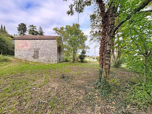 Grange a réhabiliter en habitation avec 785m² de terrain arboré