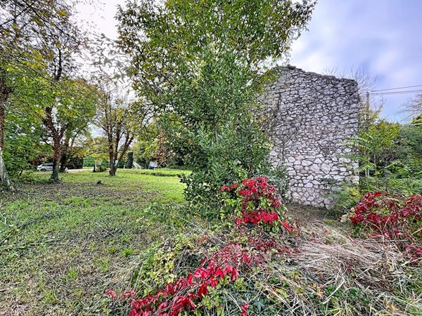 Grange a réhabiliter en habitation avec 785m² de terrain arboré