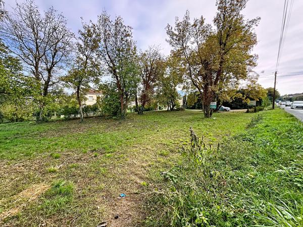 Grange a réhabiliter en habitation avec 785m² de terrain arboré