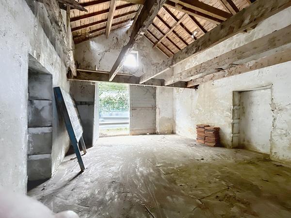 Grange a réhabiliter en habitation avec 785m² de terrain arboré