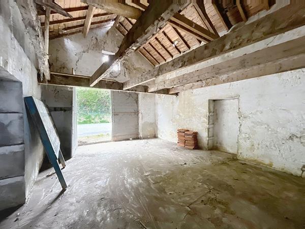 Grange a réhabiliter en habitation avec 785m² de terrain arboré