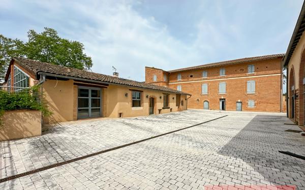 Immeuble à vendre    27 pièces •  Gaillac