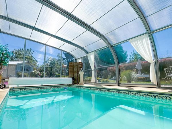 Maison individuelle 147 m² – 4 chambres – Terrain 990 m² – Piscine couverte et chauffée