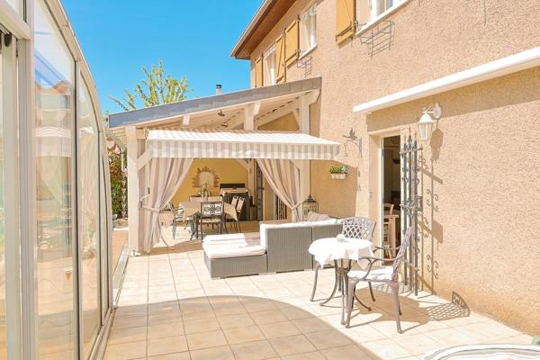 Maison individuelle 147 m² – 4 chambres – Terrain 990 m² – Piscine couverte et chauffée