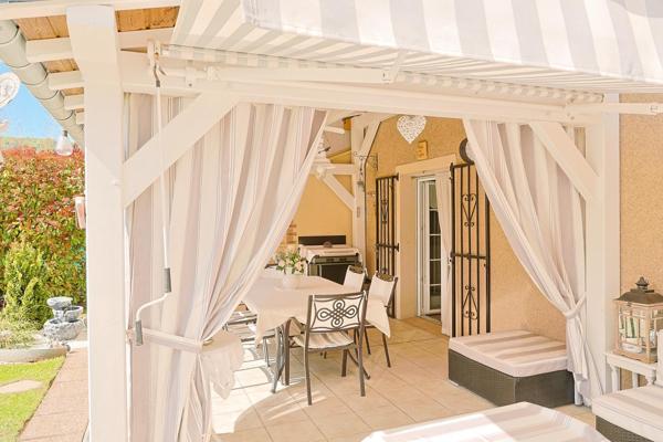 Maison individuelle 147 m² – 4 chambres – Terrain 990 m² – Piscine couverte et chauffée