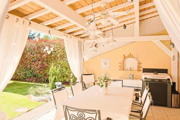 Maison individuelle 147 m² – 4 chambres – Terrain 990 m² – Piscine couverte et chauffée