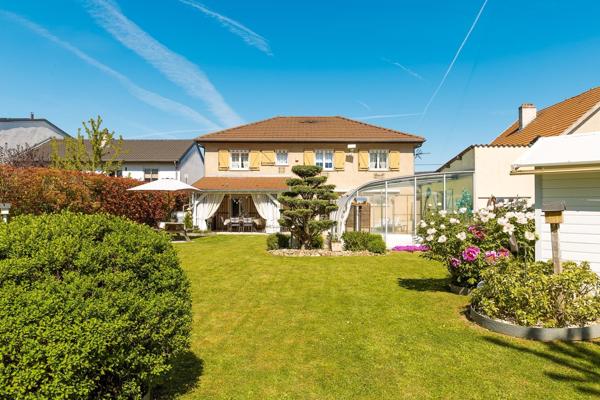 Maison individuelle 147 m² – 4 chambres – Terrain 990 m² – Piscine couverte et chauffée