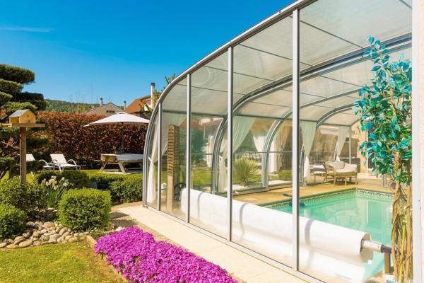 Maison individuelle 147 m² – 4 chambres – Terrain 990 m² – Piscine couverte et chauffée
