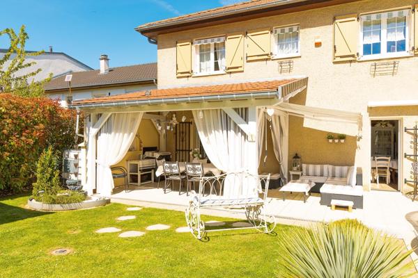 Maison individuelle 147 m² – 4 chambres – Terrain 990 m² – Piscine couverte et chauffée