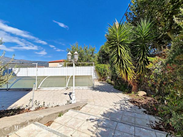 Maison
         5 pièces
        - 141 m² Exclusivité 270 000 € *