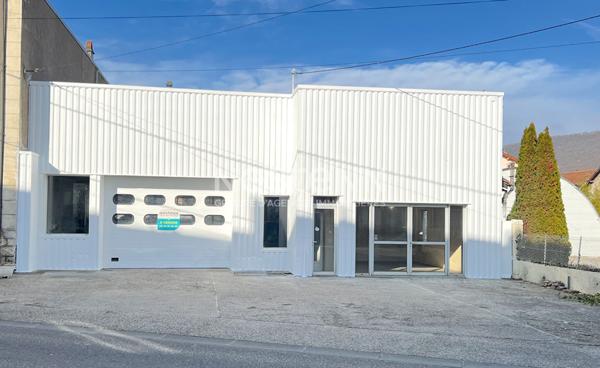 LOCAL D'ACTIVITE AVEC PARKING PRIVATIF ET TERRAIN SUR AXE PASSANT A VENDRE SUR LAVELANET