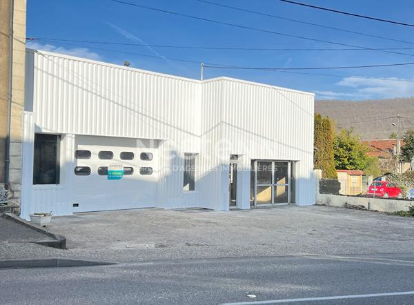 LOCAL D'ACTIVITE AVEC PARKING PRIVATIF ET TERRAIN SUR AXE PASSANT A VENDRE SUR LAVELANET