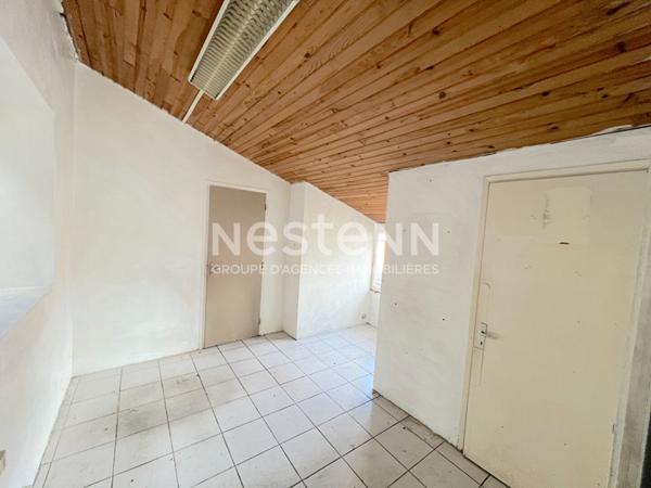 LOCAL D'ACTIVITE AVEC PARKING PRIVATIF ET TERRAIN SUR AXE PASSANT A VENDRE SUR LAVELANET