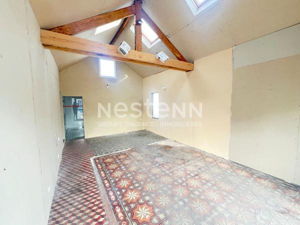 LOCAL D'ACTIVITE AVEC PARKING PRIVATIF ET TERRAIN SUR AXE PASSANT A VENDRE SUR LAVELANET