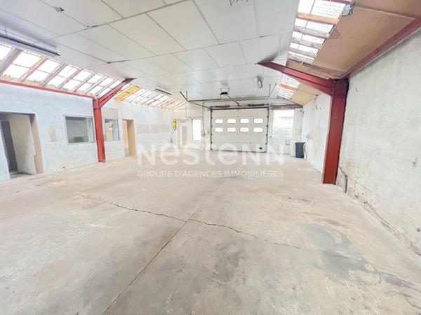 LOCAL D'ACTIVITE AVEC PARKING PRIVATIF ET TERRAIN SUR AXE PASSANT A VENDRE SUR LAVELANET