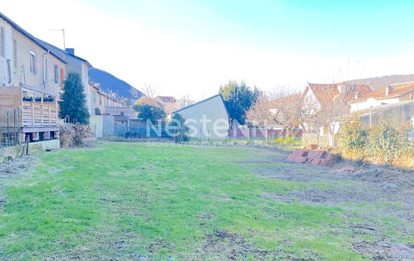 LOCAL D'ACTIVITE AVEC PARKING PRIVATIF ET TERRAIN SUR AXE PASSANT A VENDRE SUR LAVELANET