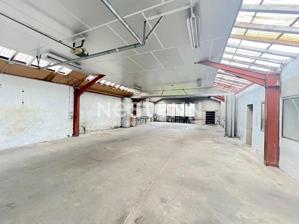 LOCAL D'ACTIVITE AVEC PARKING PRIVATIF ET TERRAIN SUR AXE PASSANT A VENDRE SUR LAVELANET