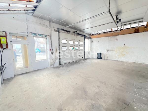 LOCAL D'ACTIVITE AVEC PARKING PRIVATIF ET TERRAIN SUR AXE PASSANT A VENDRE SUR LAVELANET