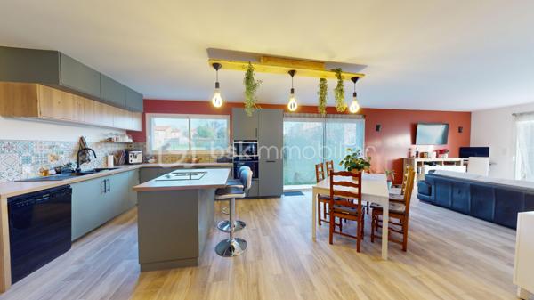 Visite virtuelle disponible !

Venez découvrir cette superbe maison neuve édifiée il y a moins d’un an, sur la commune de Saint-Martial-de-Vitaterne à proximité immédiate de Jonzac (moins de deux kilomètres du centre commercial Leclerc). 

Ce bien est implanté sur une parcelle de 870m2 entièrement clôturée.

La maison se compose au rez-de-chaussée :
- d’une grande pièce de vie baignée de lumière dans laquelle vous pourrez profiter d’un espace salon/salle à manger ainsi que d’une cuisine ouverte entièrement aménagée et équipée. Un accès direct à la terrasse se fait à partir de cette pièce de vie, La terrasse dispose d'une arrivée d'eau, idéal pour créer une cuisine d'été.
- ⁠d’une suite parentale comprenant la chambre, un espace dressing ainsi qu’une salle d’eau et de w.c,
- ⁠un w.c séparé,
- ⁠une buanderie de belle superficie,
- ⁠un garage ayant un accès vers le grenier.

L’escalier en béton ciré, étant une des pièces maîtresse de la maison dessert l’étage qui est composé : 
- d’un très grand palier aménagé actuellement en salle de jeux, 
- ⁠de quatre chambres de belles superficies,
- ⁠d’une salle de bain,
- ⁠d’un w.c séparé. 

Les + de cette propriété : 
- DPE A
- ⁠chauffage au sol (au rez-de-chaussée et à l’étage)
- ⁠construction et aménagement offrant de très belles prestations 
- ⁠proximité immédiate avec la commune de Jonzac et de toutes les commodités 
- ⁠possibilité de créer une 6ème chambre
- ⁠cuve enterrée d’une contenance de 5000 litres, pouvant être raccordée au réseau d’eau de la maison
- ⁠accès rapide à la départementale ralliant Jonzac à Pons

Avec tous ces arguments, il est évident que vous devez venir la visiter ;)