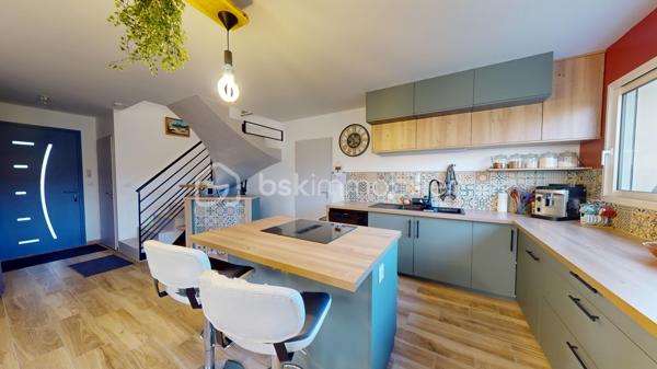Visite virtuelle disponible !

Venez découvrir cette superbe maison neuve édifiée il y a moins d’un an, sur la commune de Saint-Martial-de-Vitaterne à proximité immédiate de Jonzac (moins de deux kilomètres du centre commercial Leclerc). 

Ce bien est implanté sur une parcelle de 870m2 entièrement clôturée.

La maison se compose au rez-de-chaussée :
- d’une grande pièce de vie baignée de lumière dans laquelle vous pourrez profiter d’un espace salon/salle à manger ainsi que d’une cuisine ouverte entièrement aménagée et équipée. Un accès direct à la terrasse se fait à partir de cette pièce de vie, La terrasse dispose d'une arrivée d'eau, idéal pour créer une cuisine d'été.
- ⁠d’une suite parentale comprenant la chambre, un espace dressing ainsi qu’une salle d’eau et de w.c,
- ⁠un w.c séparé,
- ⁠une buanderie de belle superficie,
- ⁠un garage ayant un accès vers le grenier.

L’escalier en béton ciré, étant une des pièces maîtresse de la maison dessert l’étage qui est composé : 
- d’un très grand palier aménagé actuellement en salle de jeux, 
- ⁠de quatre chambres de belles superficies,
- ⁠d’une salle de bain,
- ⁠d’un w.c séparé. 

Les + de cette propriété : 
- DPE A
- ⁠chauffage au sol (au rez-de-chaussée et à l’étage)
- ⁠construction et aménagement offrant de très belles prestations 
- ⁠proximité immédiate avec la commune de Jonzac et de toutes les commodités 
- ⁠possibilité de créer une 6ème chambre
- ⁠cuve enterrée d’une contenance de 5000 litres, pouvant être raccordée au réseau d’eau de la maison
- ⁠accès rapide à la départementale ralliant Jonzac à Pons

Avec tous ces arguments, il est évident que vous devez venir la visiter ;)