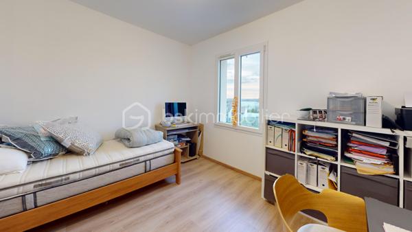 Visite virtuelle disponible !

Venez découvrir cette superbe maison neuve édifiée il y a moins d’un an, sur la commune de Saint-Martial-de-Vitaterne à proximité immédiate de Jonzac (moins de deux kilomètres du centre commercial Leclerc). 

Ce bien est implanté sur une parcelle de 870m2 entièrement clôturée.

La maison se compose au rez-de-chaussée :
- d’une grande pièce de vie baignée de lumière dans laquelle vous pourrez profiter d’un espace salon/salle à manger ainsi que d’une cuisine ouverte entièrement aménagée et équipée. Un accès direct à la terrasse se fait à partir de cette pièce de vie, La terrasse dispose d'une arrivée d'eau, idéal pour créer une cuisine d'été.
- ⁠d’une suite parentale comprenant la chambre, un espace dressing ainsi qu’une salle d’eau et de w.c,
- ⁠un w.c séparé,
- ⁠une buanderie de belle superficie,
- ⁠un garage ayant un accès vers le grenier.

L’escalier en béton ciré, étant une des pièces maîtresse de la maison dessert l’étage qui est composé : 
- d’un très grand palier aménagé actuellement en salle de jeux, 
- ⁠de quatre chambres de belles superficies,
- ⁠d’une salle de bain,
- ⁠d’un w.c séparé. 

Les + de cette propriété : 
- DPE A
- ⁠chauffage au sol (au rez-de-chaussée et à l’étage)
- ⁠construction et aménagement offrant de très belles prestations 
- ⁠proximité immédiate avec la commune de Jonzac et de toutes les commodités 
- ⁠possibilité de créer une 6ème chambre
- ⁠cuve enterrée d’une contenance de 5000 litres, pouvant être raccordée au réseau d’eau de la maison
- ⁠accès rapide à la départementale ralliant Jonzac à Pons

Avec tous ces arguments, il est évident que vous devez venir la visiter ;)