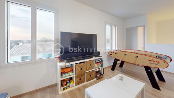 Visite virtuelle disponible !

Venez découvrir cette superbe maison neuve édifiée il y a moins d’un an, sur la commune de Saint-Martial-de-Vitaterne à proximité immédiate de Jonzac (moins de deux kilomètres du centre commercial Leclerc). 

Ce bien est implanté sur une parcelle de 870m2 entièrement clôturée.

La maison se compose au rez-de-chaussée :
- d’une grande pièce de vie baignée de lumière dans laquelle vous pourrez profiter d’un espace salon/salle à manger ainsi que d’une cuisine ouverte entièrement aménagée et équipée. Un accès direct à la terrasse se fait à partir de cette pièce de vie, La terrasse dispose d'une arrivée d'eau, idéal pour créer une cuisine d'été.
- ⁠d’une suite parentale comprenant la chambre, un espace dressing ainsi qu’une salle d’eau et de w.c,
- ⁠un w.c séparé,
- ⁠une buanderie de belle superficie,
- ⁠un garage ayant un accès vers le grenier.

L’escalier en béton ciré, étant une des pièces maîtresse de la maison dessert l’étage qui est composé : 
- d’un très grand palier aménagé actuellement en salle de jeux, 
- ⁠de quatre chambres de belles superficies,
- ⁠d’une salle de bain,
- ⁠d’un w.c séparé. 

Les + de cette propriété : 
- DPE A
- ⁠chauffage au sol (au rez-de-chaussée et à l’étage)
- ⁠construction et aménagement offrant de très belles prestations 
- ⁠proximité immédiate avec la commune de Jonzac et de toutes les commodités 
- ⁠possibilité de créer une 6ème chambre
- ⁠cuve enterrée d’une contenance de 5000 litres, pouvant être raccordée au réseau d’eau de la maison
- ⁠accès rapide à la départementale ralliant Jonzac à Pons

Avec tous ces arguments, il est évident que vous devez venir la visiter ;)