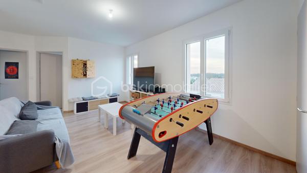 Visite virtuelle disponible !

Venez découvrir cette superbe maison neuve édifiée il y a moins d’un an, sur la commune de Saint-Martial-de-Vitaterne à proximité immédiate de Jonzac (moins de deux kilomètres du centre commercial Leclerc). 

Ce bien est implanté sur une parcelle de 870m2 entièrement clôturée.

La maison se compose au rez-de-chaussée :
- d’une grande pièce de vie baignée de lumière dans laquelle vous pourrez profiter d’un espace salon/salle à manger ainsi que d’une cuisine ouverte entièrement aménagée et équipée. Un accès direct à la terrasse se fait à partir de cette pièce de vie, La terrasse dispose d'une arrivée d'eau, idéal pour créer une cuisine d'été.
- ⁠d’une suite parentale comprenant la chambre, un espace dressing ainsi qu’une salle d’eau et de w.c,
- ⁠un w.c séparé,
- ⁠une buanderie de belle superficie,
- ⁠un garage ayant un accès vers le grenier.

L’escalier en béton ciré, étant une des pièces maîtresse de la maison dessert l’étage qui est composé : 
- d’un très grand palier aménagé actuellement en salle de jeux, 
- ⁠de quatre chambres de belles superficies,
- ⁠d’une salle de bain,
- ⁠d’un w.c séparé. 

Les + de cette propriété : 
- DPE A
- ⁠chauffage au sol (au rez-de-chaussée et à l’étage)
- ⁠construction et aménagement offrant de très belles prestations 
- ⁠proximité immédiate avec la commune de Jonzac et de toutes les commodités 
- ⁠possibilité de créer une 6ème chambre
- ⁠cuve enterrée d’une contenance de 5000 litres, pouvant être raccordée au réseau d’eau de la maison
- ⁠accès rapide à la départementale ralliant Jonzac à Pons

Avec tous ces arguments, il est évident que vous devez venir la visiter ;)