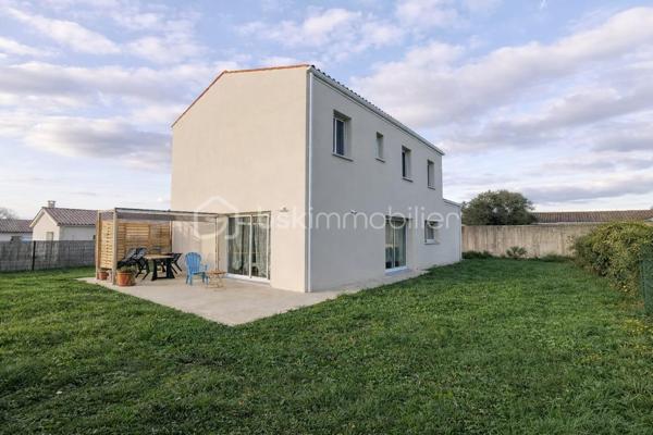 Visite virtuelle disponible !

Venez découvrir cette superbe maison neuve édifiée il y a moins d’un an, sur la commune de Saint-Martial-de-Vitaterne à proximité immédiate de Jonzac (moins de deux kilomètres du centre commercial Leclerc). 

Ce bien est implanté sur une parcelle de 870m2 entièrement clôturée.

La maison se compose au rez-de-chaussée :
- d’une grande pièce de vie baignée de lumière dans laquelle vous pourrez profiter d’un espace salon/salle à manger ainsi que d’une cuisine ouverte entièrement aménagée et équipée. Un accès direct à la terrasse se fait à partir de cette pièce de vie, La terrasse dispose d'une arrivée d'eau, idéal pour créer une cuisine d'été.
- ⁠d’une suite parentale comprenant la chambre, un espace dressing ainsi qu’une salle d’eau et de w.c,
- ⁠un w.c séparé,
- ⁠une buanderie de belle superficie,
- ⁠un garage ayant un accès vers le grenier.

L’escalier en béton ciré, étant une des pièces maîtresse de la maison dessert l’étage qui est composé : 
- d’un très grand palier aménagé actuellement en salle de jeux, 
- ⁠de quatre chambres de belles superficies,
- ⁠d’une salle de bain,
- ⁠d’un w.c séparé. 

Les + de cette propriété : 
- DPE A
- ⁠chauffage au sol (au rez-de-chaussée et à l’étage)
- ⁠construction et aménagement offrant de très belles prestations 
- ⁠proximité immédiate avec la commune de Jonzac et de toutes les commodités 
- ⁠possibilité de créer une 6ème chambre
- ⁠cuve enterrée d’une contenance de 5000 litres, pouvant être raccordée au réseau d’eau de la maison
- ⁠accès rapide à la départementale ralliant Jonzac à Pons

Avec tous ces arguments, il est évident que vous devez venir la visiter ;)