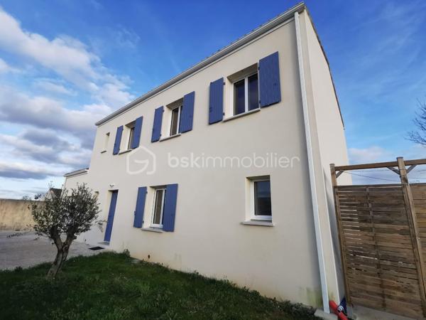 Visite virtuelle disponible !

Venez découvrir cette superbe maison neuve édifiée il y a moins d’un an, sur la commune de Saint-Martial-de-Vitaterne à proximité immédiate de Jonzac (moins de deux kilomètres du centre commercial Leclerc). 

Ce bien est implanté sur une parcelle de 870m2 entièrement clôturée.

La maison se compose au rez-de-chaussée :
- d’une grande pièce de vie baignée de lumière dans laquelle vous pourrez profiter d’un espace salon/salle à manger ainsi que d’une cuisine ouverte entièrement aménagée et équipée. Un accès direct à la terrasse se fait à partir de cette pièce de vie, La terrasse dispose d'une arrivée d'eau, idéal pour créer une cuisine d'été.
- ⁠d’une suite parentale comprenant la chambre, un espace dressing ainsi qu’une salle d’eau et de w.c,
- ⁠un w.c séparé,
- ⁠une buanderie de belle superficie,
- ⁠un garage ayant un accès vers le grenier.

L’escalier en béton ciré, étant une des pièces maîtresse de la maison dessert l’étage qui est composé : 
- d’un très grand palier aménagé actuellement en salle de jeux, 
- ⁠de quatre chambres de belles superficies,
- ⁠d’une salle de bain,
- ⁠d’un w.c séparé. 

Les + de cette propriété : 
- DPE A
- ⁠chauffage au sol (au rez-de-chaussée et à l’étage)
- ⁠construction et aménagement offrant de très belles prestations 
- ⁠proximité immédiate avec la commune de Jonzac et de toutes les commodités 
- ⁠possibilité de créer une 6ème chambre
- ⁠cuve enterrée d’une contenance de 5000 litres, pouvant être raccordée au réseau d’eau de la maison
- ⁠accès rapide à la départementale ralliant Jonzac à Pons

Avec tous ces arguments, il est évident que vous devez venir la visiter ;)