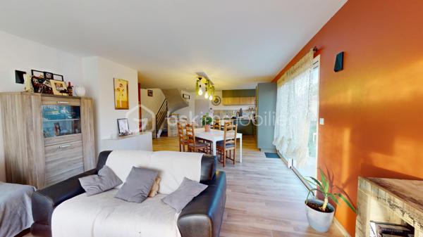 Visite virtuelle disponible !

Venez découvrir cette superbe maison neuve édifiée il y a moins d’un an, sur la commune de Saint-Martial-de-Vitaterne à proximité immédiate de Jonzac (moins de deux kilomètres du centre commercial Leclerc). 

Ce bien est implanté sur une parcelle de 870m2 entièrement clôturée.

La maison se compose au rez-de-chaussée :
- d’une grande pièce de vie baignée de lumière dans laquelle vous pourrez profiter d’un espace salon/salle à manger ainsi que d’une cuisine ouverte entièrement aménagée et équipée. Un accès direct à la terrasse se fait à partir de cette pièce de vie, La terrasse dispose d'une arrivée d'eau, idéal pour créer une cuisine d'été.
- ⁠d’une suite parentale comprenant la chambre, un espace dressing ainsi qu’une salle d’eau et de w.c,
- ⁠un w.c séparé,
- ⁠une buanderie de belle superficie,
- ⁠un garage ayant un accès vers le grenier.

L’escalier en béton ciré, étant une des pièces maîtresse de la maison dessert l’étage qui est composé : 
- d’un très grand palier aménagé actuellement en salle de jeux, 
- ⁠de quatre chambres de belles superficies,
- ⁠d’une salle de bain,
- ⁠d’un w.c séparé. 

Les + de cette propriété : 
- DPE A
- ⁠chauffage au sol (au rez-de-chaussée et à l’étage)
- ⁠construction et aménagement offrant de très belles prestations 
- ⁠proximité immédiate avec la commune de Jonzac et de toutes les commodités 
- ⁠possibilité de créer une 6ème chambre
- ⁠cuve enterrée d’une contenance de 5000 litres, pouvant être raccordée au réseau d’eau de la maison
- ⁠accès rapide à la départementale ralliant Jonzac à Pons

Avec tous ces arguments, il est évident que vous devez venir la visiter ;)