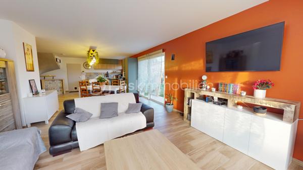 Visite virtuelle disponible !

Venez découvrir cette superbe maison neuve édifiée il y a moins d’un an, sur la commune de Saint-Martial-de-Vitaterne à proximité immédiate de Jonzac (moins de deux kilomètres du centre commercial Leclerc). 

Ce bien est implanté sur une parcelle de 870m2 entièrement clôturée.

La maison se compose au rez-de-chaussée :
- d’une grande pièce de vie baignée de lumière dans laquelle vous pourrez profiter d’un espace salon/salle à manger ainsi que d’une cuisine ouverte entièrement aménagée et équipée. Un accès direct à la terrasse se fait à partir de cette pièce de vie, La terrasse dispose d'une arrivée d'eau, idéal pour créer une cuisine d'été.
- ⁠d’une suite parentale comprenant la chambre, un espace dressing ainsi qu’une salle d’eau et de w.c,
- ⁠un w.c séparé,
- ⁠une buanderie de belle superficie,
- ⁠un garage ayant un accès vers le grenier.

L’escalier en béton ciré, étant une des pièces maîtresse de la maison dessert l’étage qui est composé : 
- d’un très grand palier aménagé actuellement en salle de jeux, 
- ⁠de quatre chambres de belles superficies,
- ⁠d’une salle de bain,
- ⁠d’un w.c séparé. 

Les + de cette propriété : 
- DPE A
- ⁠chauffage au sol (au rez-de-chaussée et à l’étage)
- ⁠construction et aménagement offrant de très belles prestations 
- ⁠proximité immédiate avec la commune de Jonzac et de toutes les commodités 
- ⁠possibilité de créer une 6ème chambre
- ⁠cuve enterrée d’une contenance de 5000 litres, pouvant être raccordée au réseau d’eau de la maison
- ⁠accès rapide à la départementale ralliant Jonzac à Pons

Avec tous ces arguments, il est évident que vous devez venir la visiter ;)