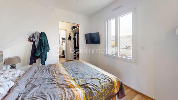 Visite virtuelle disponible !

Venez découvrir cette superbe maison neuve édifiée il y a moins d’un an, sur la commune de Saint-Martial-de-Vitaterne à proximité immédiate de Jonzac (moins de deux kilomètres du centre commercial Leclerc). 

Ce bien est implanté sur une parcelle de 870m2 entièrement clôturée.

La maison se compose au rez-de-chaussée :
- d’une grande pièce de vie baignée de lumière dans laquelle vous pourrez profiter d’un espace salon/salle à manger ainsi que d’une cuisine ouverte entièrement aménagée et équipée. Un accès direct à la terrasse se fait à partir de cette pièce de vie, La terrasse dispose d'une arrivée d'eau, idéal pour créer une cuisine d'été.
- ⁠d’une suite parentale comprenant la chambre, un espace dressing ainsi qu’une salle d’eau et de w.c,
- ⁠un w.c séparé,
- ⁠une buanderie de belle superficie,
- ⁠un garage ayant un accès vers le grenier.

L’escalier en béton ciré, étant une des pièces maîtresse de la maison dessert l’étage qui est composé : 
- d’un très grand palier aménagé actuellement en salle de jeux, 
- ⁠de quatre chambres de belles superficies,
- ⁠d’une salle de bain,
- ⁠d’un w.c séparé. 

Les + de cette propriété : 
- DPE A
- ⁠chauffage au sol (au rez-de-chaussée et à l’étage)
- ⁠construction et aménagement offrant de très belles prestations 
- ⁠proximité immédiate avec la commune de Jonzac et de toutes les commodités 
- ⁠possibilité de créer une 6ème chambre
- ⁠cuve enterrée d’une contenance de 5000 litres, pouvant être raccordée au réseau d’eau de la maison
- ⁠accès rapide à la départementale ralliant Jonzac à Pons

Avec tous ces arguments, il est évident que vous devez venir la visiter ;)