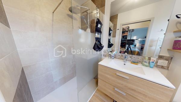 Visite virtuelle disponible !

Venez découvrir cette superbe maison neuve édifiée il y a moins d’un an, sur la commune de Saint-Martial-de-Vitaterne à proximité immédiate de Jonzac (moins de deux kilomètres du centre commercial Leclerc). 

Ce bien est implanté sur une parcelle de 870m2 entièrement clôturée.

La maison se compose au rez-de-chaussée :
- d’une grande pièce de vie baignée de lumière dans laquelle vous pourrez profiter d’un espace salon/salle à manger ainsi que d’une cuisine ouverte entièrement aménagée et équipée. Un accès direct à la terrasse se fait à partir de cette pièce de vie, La terrasse dispose d'une arrivée d'eau, idéal pour créer une cuisine d'été.
- ⁠d’une suite parentale comprenant la chambre, un espace dressing ainsi qu’une salle d’eau et de w.c,
- ⁠un w.c séparé,
- ⁠une buanderie de belle superficie,
- ⁠un garage ayant un accès vers le grenier.

L’escalier en béton ciré, étant une des pièces maîtresse de la maison dessert l’étage qui est composé : 
- d’un très grand palier aménagé actuellement en salle de jeux, 
- ⁠de quatre chambres de belles superficies,
- ⁠d’une salle de bain,
- ⁠d’un w.c séparé. 

Les + de cette propriété : 
- DPE A
- ⁠chauffage au sol (au rez-de-chaussée et à l’étage)
- ⁠construction et aménagement offrant de très belles prestations 
- ⁠proximité immédiate avec la commune de Jonzac et de toutes les commodités 
- ⁠possibilité de créer une 6ème chambre
- ⁠cuve enterrée d’une contenance de 5000 litres, pouvant être raccordée au réseau d’eau de la maison
- ⁠accès rapide à la départementale ralliant Jonzac à Pons

Avec tous ces arguments, il est évident que vous devez venir la visiter ;)