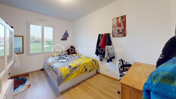 Visite virtuelle disponible !

Venez découvrir cette superbe maison neuve édifiée il y a moins d’un an, sur la commune de Saint-Martial-de-Vitaterne à proximité immédiate de Jonzac (moins de deux kilomètres du centre commercial Leclerc). 

Ce bien est implanté sur une parcelle de 870m2 entièrement clôturée.

La maison se compose au rez-de-chaussée :
- d’une grande pièce de vie baignée de lumière dans laquelle vous pourrez profiter d’un espace salon/salle à manger ainsi que d’une cuisine ouverte entièrement aménagée et équipée. Un accès direct à la terrasse se fait à partir de cette pièce de vie, La terrasse dispose d'une arrivée d'eau, idéal pour créer une cuisine d'été.
- ⁠d’une suite parentale comprenant la chambre, un espace dressing ainsi qu’une salle d’eau et de w.c,
- ⁠un w.c séparé,
- ⁠une buanderie de belle superficie,
- ⁠un garage ayant un accès vers le grenier.

L’escalier en béton ciré, étant une des pièces maîtresse de la maison dessert l’étage qui est composé : 
- d’un très grand palier aménagé actuellement en salle de jeux, 
- ⁠de quatre chambres de belles superficies,
- ⁠d’une salle de bain,
- ⁠d’un w.c séparé. 

Les + de cette propriété : 
- DPE A
- ⁠chauffage au sol (au rez-de-chaussée et à l’étage)
- ⁠construction et aménagement offrant de très belles prestations 
- ⁠proximité immédiate avec la commune de Jonzac et de toutes les commodités 
- ⁠possibilité de créer une 6ème chambre
- ⁠cuve enterrée d’une contenance de 5000 litres, pouvant être raccordée au réseau d’eau de la maison
- ⁠accès rapide à la départementale ralliant Jonzac à Pons

Avec tous ces arguments, il est évident que vous devez venir la visiter ;)