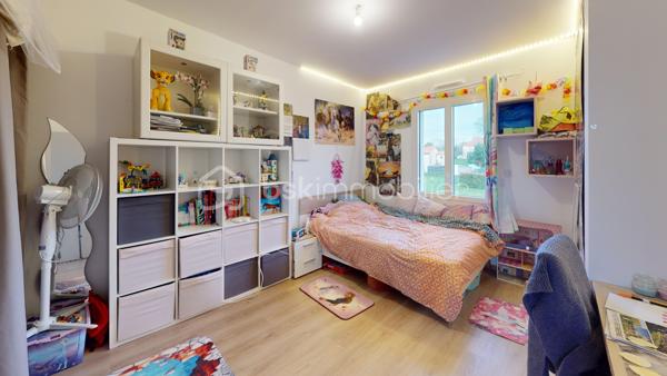 Visite virtuelle disponible !

Venez découvrir cette superbe maison neuve édifiée il y a moins d’un an, sur la commune de Saint-Martial-de-Vitaterne à proximité immédiate de Jonzac (moins de deux kilomètres du centre commercial Leclerc). 

Ce bien est implanté sur une parcelle de 870m2 entièrement clôturée.

La maison se compose au rez-de-chaussée :
- d’une grande pièce de vie baignée de lumière dans laquelle vous pourrez profiter d’un espace salon/salle à manger ainsi que d’une cuisine ouverte entièrement aménagée et équipée. Un accès direct à la terrasse se fait à partir de cette pièce de vie, La terrasse dispose d'une arrivée d'eau, idéal pour créer une cuisine d'été.
- ⁠d’une suite parentale comprenant la chambre, un espace dressing ainsi qu’une salle d’eau et de w.c,
- ⁠un w.c séparé,
- ⁠une buanderie de belle superficie,
- ⁠un garage ayant un accès vers le grenier.

L’escalier en béton ciré, étant une des pièces maîtresse de la maison dessert l’étage qui est composé : 
- d’un très grand palier aménagé actuellement en salle de jeux, 
- ⁠de quatre chambres de belles superficies,
- ⁠d’une salle de bain,
- ⁠d’un w.c séparé. 

Les + de cette propriété : 
- DPE A
- ⁠chauffage au sol (au rez-de-chaussée et à l’étage)
- ⁠construction et aménagement offrant de très belles prestations 
- ⁠proximité immédiate avec la commune de Jonzac et de toutes les commodités 
- ⁠possibilité de créer une 6ème chambre
- ⁠cuve enterrée d’une contenance de 5000 litres, pouvant être raccordée au réseau d’eau de la maison
- ⁠accès rapide à la départementale ralliant Jonzac à Pons

Avec tous ces arguments, il est évident que vous devez venir la visiter ;)
