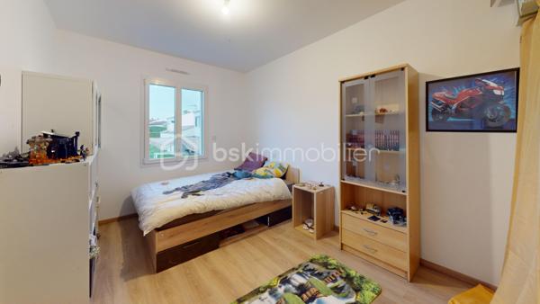Visite virtuelle disponible !

Venez découvrir cette superbe maison neuve édifiée il y a moins d’un an, sur la commune de Saint-Martial-de-Vitaterne à proximité immédiate de Jonzac (moins de deux kilomètres du centre commercial Leclerc). 

Ce bien est implanté sur une parcelle de 870m2 entièrement clôturée.

La maison se compose au rez-de-chaussée :
- d’une grande pièce de vie baignée de lumière dans laquelle vous pourrez profiter d’un espace salon/salle à manger ainsi que d’une cuisine ouverte entièrement aménagée et équipée. Un accès direct à la terrasse se fait à partir de cette pièce de vie, La terrasse dispose d'une arrivée d'eau, idéal pour créer une cuisine d'été.
- ⁠d’une suite parentale comprenant la chambre, un espace dressing ainsi qu’une salle d’eau et de w.c,
- ⁠un w.c séparé,
- ⁠une buanderie de belle superficie,
- ⁠un garage ayant un accès vers le grenier.

L’escalier en béton ciré, étant une des pièces maîtresse de la maison dessert l’étage qui est composé : 
- d’un très grand palier aménagé actuellement en salle de jeux, 
- ⁠de quatre chambres de belles superficies,
- ⁠d’une salle de bain,
- ⁠d’un w.c séparé. 

Les + de cette propriété : 
- DPE A
- ⁠chauffage au sol (au rez-de-chaussée et à l’étage)
- ⁠construction et aménagement offrant de très belles prestations 
- ⁠proximité immédiate avec la commune de Jonzac et de toutes les commodités 
- ⁠possibilité de créer une 6ème chambre
- ⁠cuve enterrée d’une contenance de 5000 litres, pouvant être raccordée au réseau d’eau de la maison
- ⁠accès rapide à la départementale ralliant Jonzac à Pons

Avec tous ces arguments, il est évident que vous devez venir la visiter ;)