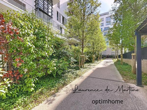Duplex 3 pièces au 2ᵉ et 3ᵉ étage avec balcon, loggia et parking, proche RER A Nanterre-Ville.
