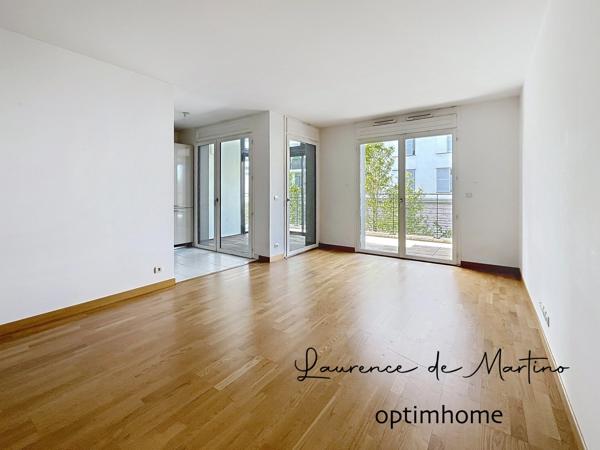 Duplex 3 pièces au 2ᵉ et 3ᵉ étage avec balcon, loggia et parking, proche RER A Nanterre-Ville.