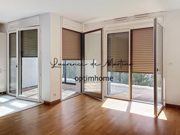 Duplex 3 pièces au 2ᵉ et 3ᵉ étage avec balcon, loggia et parking, proche RER A Nanterre-Ville.