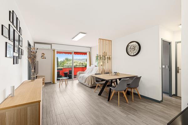 4 PIÈCES TRAVERSANT RÉNOVÉ – 3 CHAMBRES – TERRASSE PLEIN SUD – PARKING – CAVE