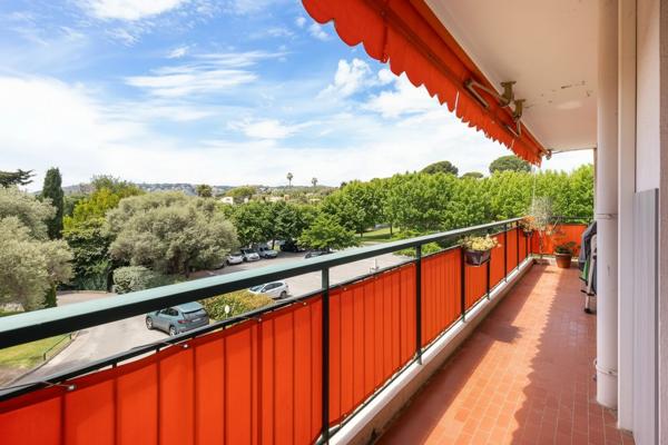 4 PIÈCES TRAVERSANT RÉNOVÉ – 3 CHAMBRES – TERRASSE PLEIN SUD – PARKING – CAVE