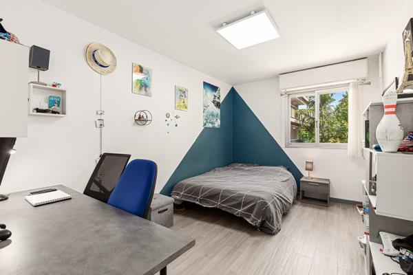 4 PIÈCES TRAVERSANT RÉNOVÉ – 3 CHAMBRES – TERRASSE PLEIN SUD – PARKING – CAVE