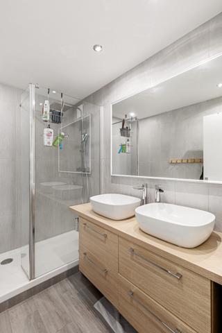 4 PIÈCES TRAVERSANT RÉNOVÉ – 3 CHAMBRES – TERRASSE PLEIN SUD – PARKING – CAVE