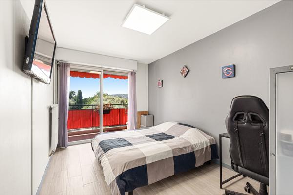 4 PIÈCES TRAVERSANT RÉNOVÉ – 3 CHAMBRES – TERRASSE PLEIN SUD – PARKING – CAVE