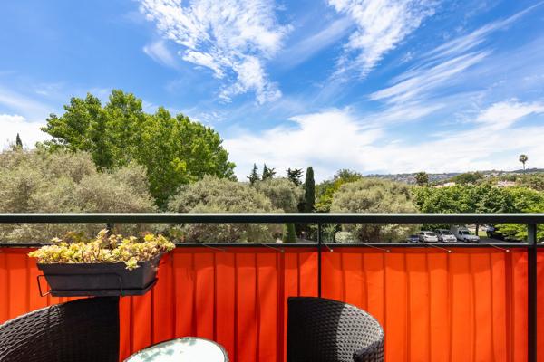 4 PIÈCES TRAVERSANT RÉNOVÉ – 3 CHAMBRES – TERRASSE PLEIN SUD – PARKING – CAVE