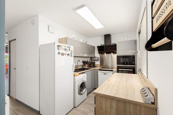4 PIÈCES TRAVERSANT RÉNOVÉ – 3 CHAMBRES – TERRASSE PLEIN SUD – PARKING – CAVE
