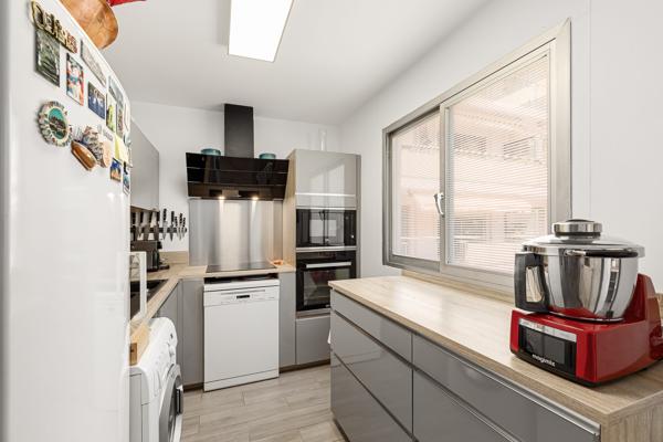 4 PIÈCES TRAVERSANT RÉNOVÉ – 3 CHAMBRES – TERRASSE PLEIN SUD – PARKING – CAVE