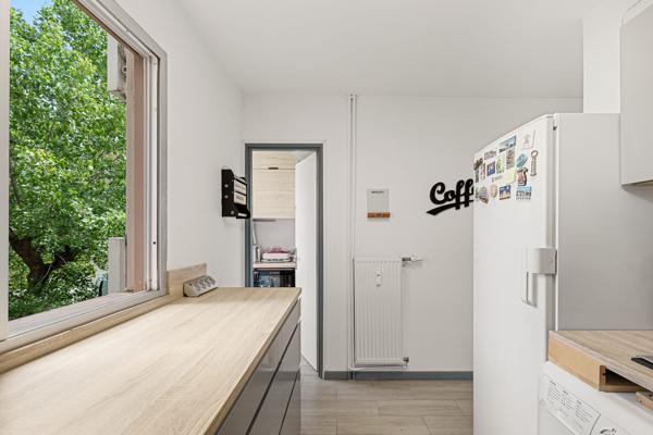 4 PIÈCES TRAVERSANT RÉNOVÉ – 3 CHAMBRES – TERRASSE PLEIN SUD – PARKING – CAVE